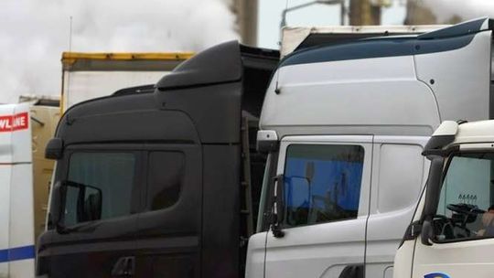 Kierowca spał w tirze, omal nie zginął