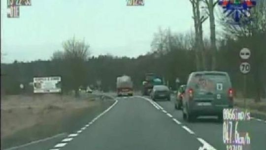 Kierowca tej ciężarówki omal nie doprowadził do tragedii (wideo)