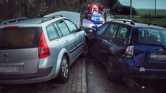 Kierowca toyoty stracił panowanie nad autem. Jedna opona letnia, druga zimowa
