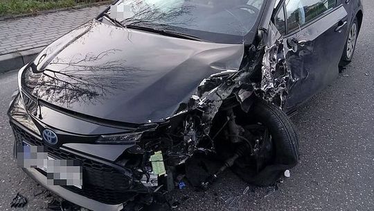 Kierowca toyoty zasnął za kierownicą. Uderzył w ciężarówkę