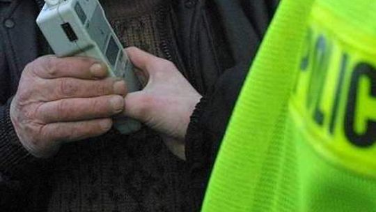 Kierowca uciekł w pole i schował się w stercie słomy