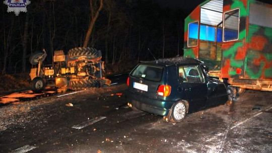 Kierowca uderzył w przyczepę ciągnika i zginął. Wyjazd z Parczewa zablokowany