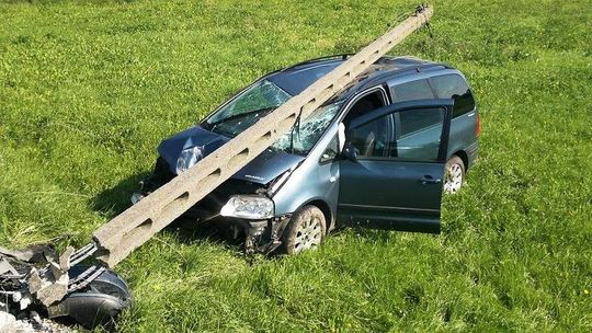 Kierowca volkswagena obudził się na słupie