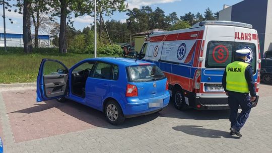 Kierowca volkswagena wpadł podczas cofania. Miał cztery promile