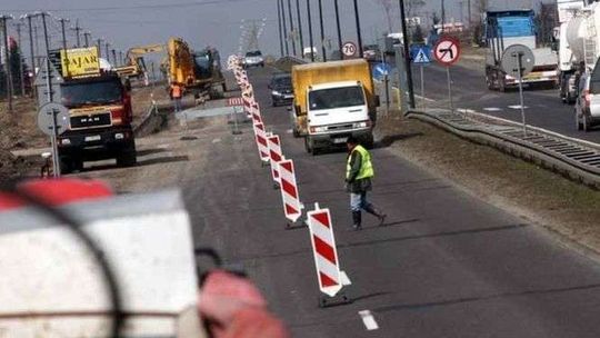 Kierowca walca przejechał swojego kolegę na budowie S17. Dzisiaj ma zapaść wyrok