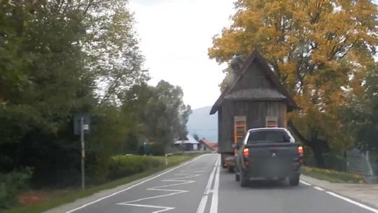 Kierowca wiózł dom na lawecie z lokatorem na dachu (wideo)