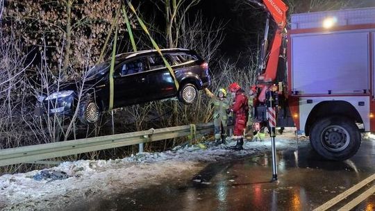 Kierowca wjechał do rzeki. Było blisko tragedii 