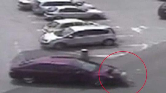 Kierowca wjechał w kobietę na parkingu przy Galerii Orkana (wideo)