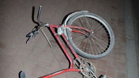 Kierowca wjechał w rower bez oświetlenia. Uciekł i nie pomógł rowerzyście