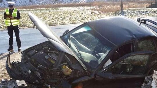 Kierowca wpadł w poślizg i uderzył w przepust. Nie żyje starsza kobieta 