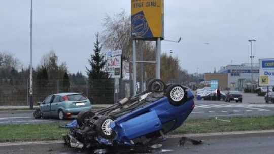 Kierowca wymusił pierwszeństwo i doprowadził do dachowania