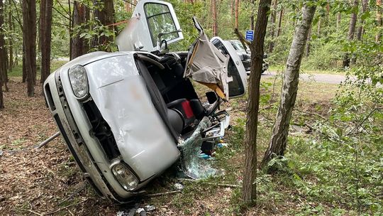 Kierowca wypadł z drogi. Nastolatka walczy o życie