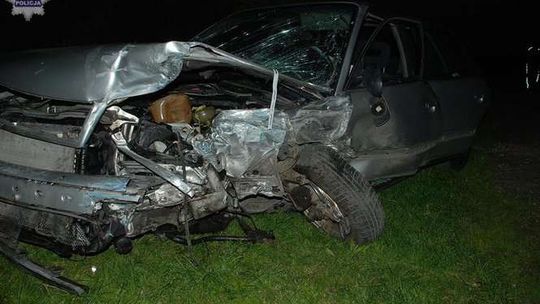 Kierowca wypadł z zakrętu i uderzył w vw. Ranne roczne dziecko