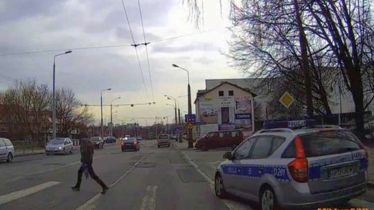 Kierowca wyprzedza na przejściu. Ale wszystko widzą policjanci (wideo)