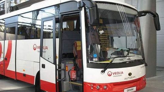  Kierowca wyrzucił dzieci z autobusu. W połowie drogi