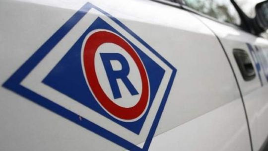 Kierowca wysiadł i zostawił kluczyki, znajomy pasażer ukradł auto