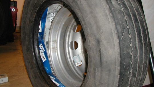 Kierowca z Ukrainy papierosy ukrył w oponach