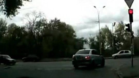 Kierowca z wyrzutami sumienia naprawia swój błąd (wideo)