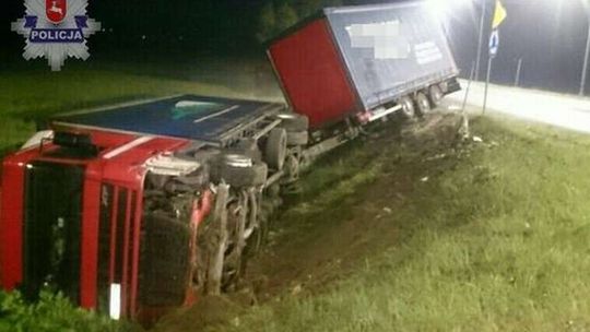Kierowca zasnął i wjechał ciężarówką do rowu