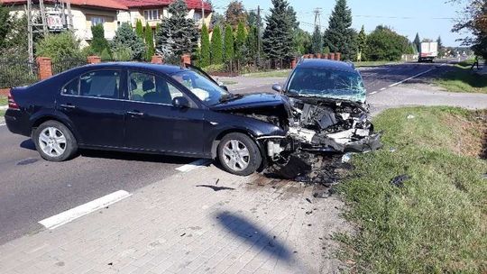 Kierowca zasnął za kierownicą. Zderzenie trzech aut, dzieci w szpitalu