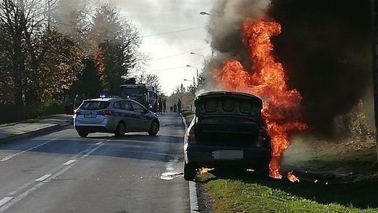 Kierowca zdążył w porę wysiąść. Samochód stanął w ogniu