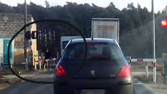 Kierowca zdjął opuszczony szlaban i przejechał przez przejazd kolejowy