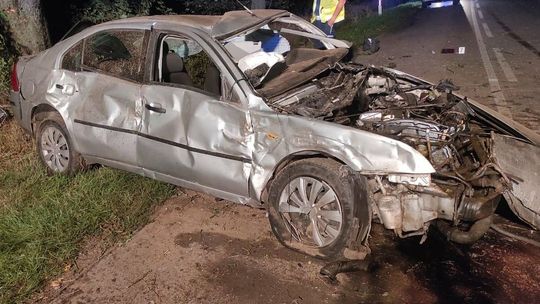 Kierowca zginął na miejscu. Ford wpadł do rowu i uderzył w drzewo