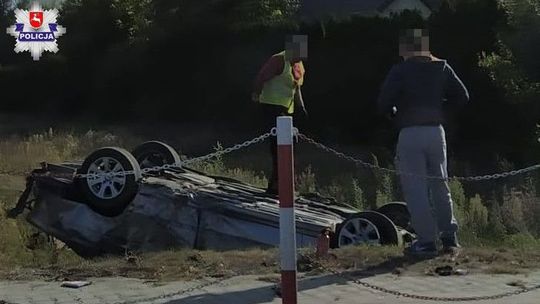 Kierowcę BMW zdenerwowała dziewczyna. Wjechał na chodnik i dachował