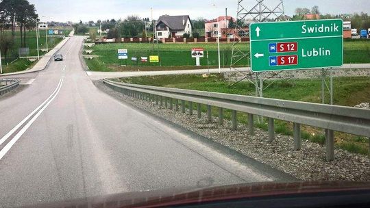 Kierowcy błądzą, firmy tracą klientów, a znaków nadal nie ma