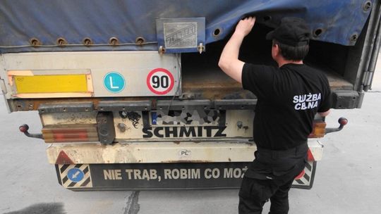 Kierowcy ciężarówek dorabiają na przemycie