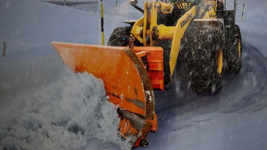 Kierowcy ciężarówek utknęli na całą noc. Piaskarka nie przyjechała, sami kupili sól