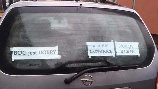 Kierowcy gdy widzą ten napis się uśmiechają. Co na to dziewczyna?