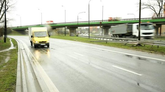 Kierowcy nie wyrabiają się na zakręcie przy ul. Mełgiewskiej