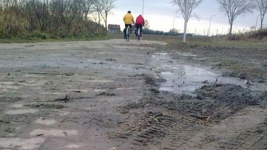 Kierowcy niszczą ścieżkę rowerową nad Zalewem (zdjęcia)