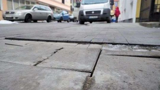 Kierowcy niszczą wyremontowane chodniki w Lublinie. Miasto nie chce stawiać słupków