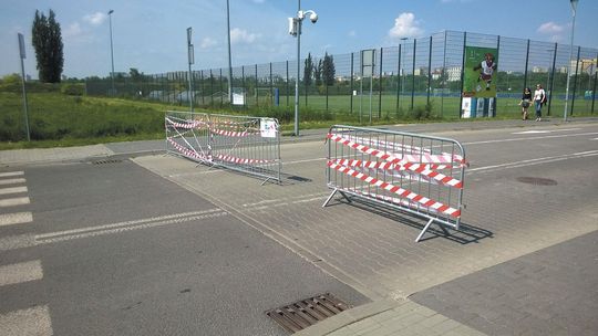 Kierowcy przed meczami parkują gdzie popadnie, parking przy Arenie Lublin jest zamknięty