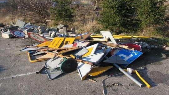 Kierowcy rozjeżdżają znaki drogowe. "Po każdym weekendzie to norma"