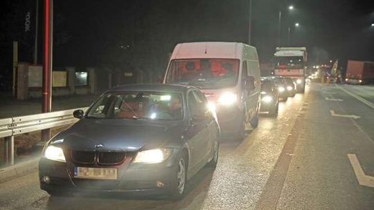 Kierowcy skarżą się na korki na skrzyżowaniu w Konopnicy. Urzędnicy: Lepiej się nie dało 
