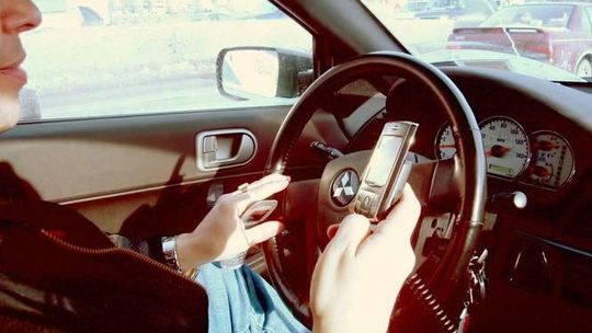 Kierowcy z Lubelskiego lubią rozmawiać przez telefon za kółkiem. Sypią się mandaty