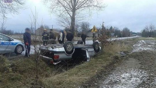 Kierująca audi dachowała w rowie. Jechało z nią dziecko