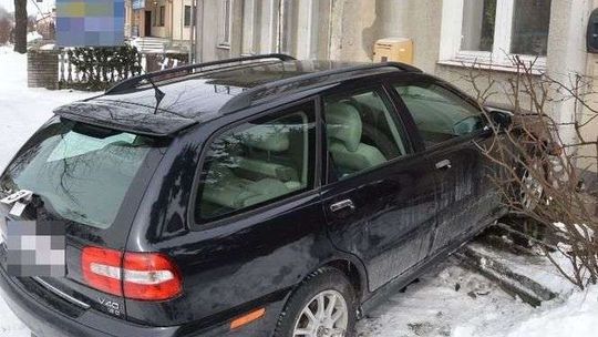 Kierująca volvo zatrzymała się na schodach 