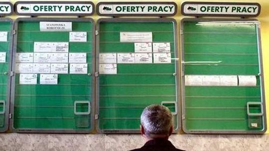 Kieruje urzędem pracy, choć nie spełnia kryterium