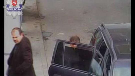 Kieszonkowiec na stacji paliw. Nagrała go kamera