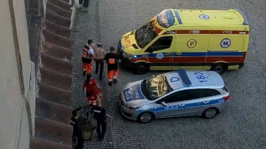 Kilka razy dźgnął nożem znajomego w głowę, poszło o 20 zł. Efektowna akcja policji