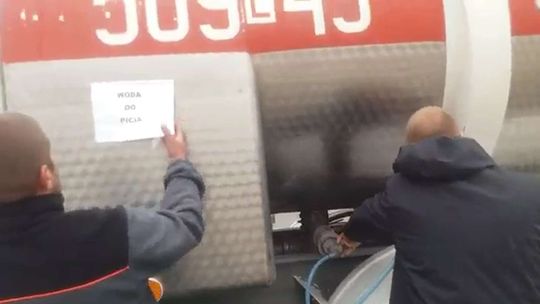 Kilka tysięcy osób nadal bez wody w kranach. Czy z cysterny lała się woda do picia?