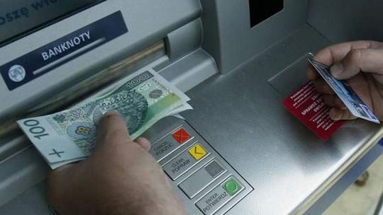 Kilka tysięcy złotych pod bankomatem. Kto je zgubił?