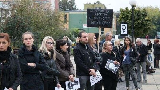 Kilkadziesiąt kobiet na czarnym proteście w Puławach (zdjęcia)