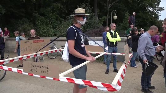 Kilkadziesiąt osób protestowało w Berlinie przeciwko obostrzeniom związanym z koronawirusem