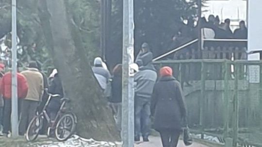 Kilkadziesiąt osób w kolejce pod MOPR w Chełmie. Urzędnicy: pieniędzy nie zabraknie! 