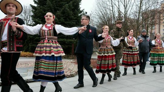 Kilkadziesiąt par zatańczyło poloneza przed kościołem w Lublinie